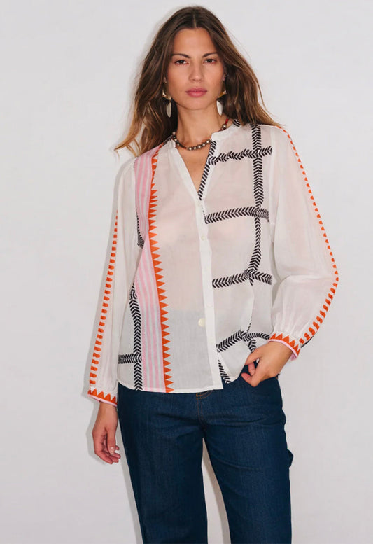 Chemise Solène imprimée au style féminin et raffiné portée avec le jean Madison