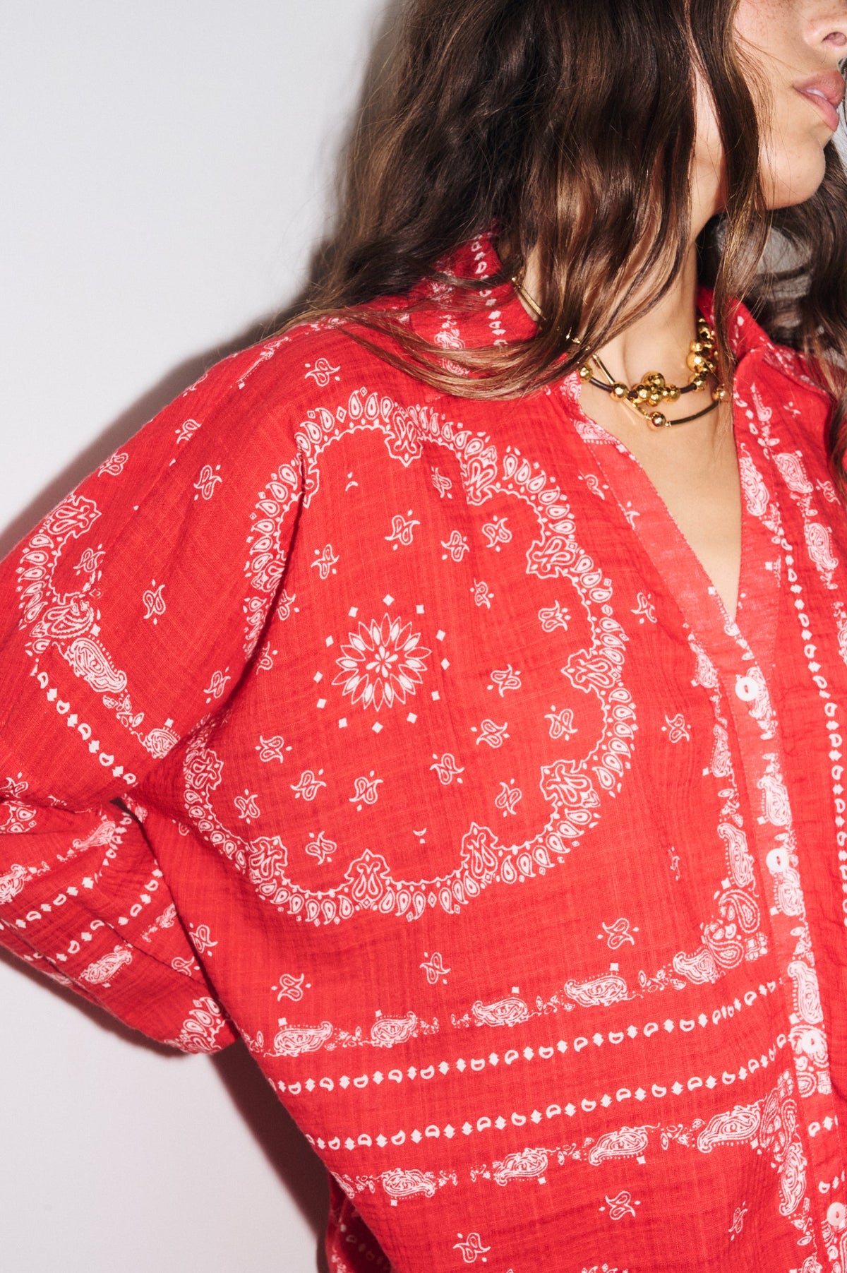 Détail de l’imprimé bandana rouge et des finitions de la chemise Banadana