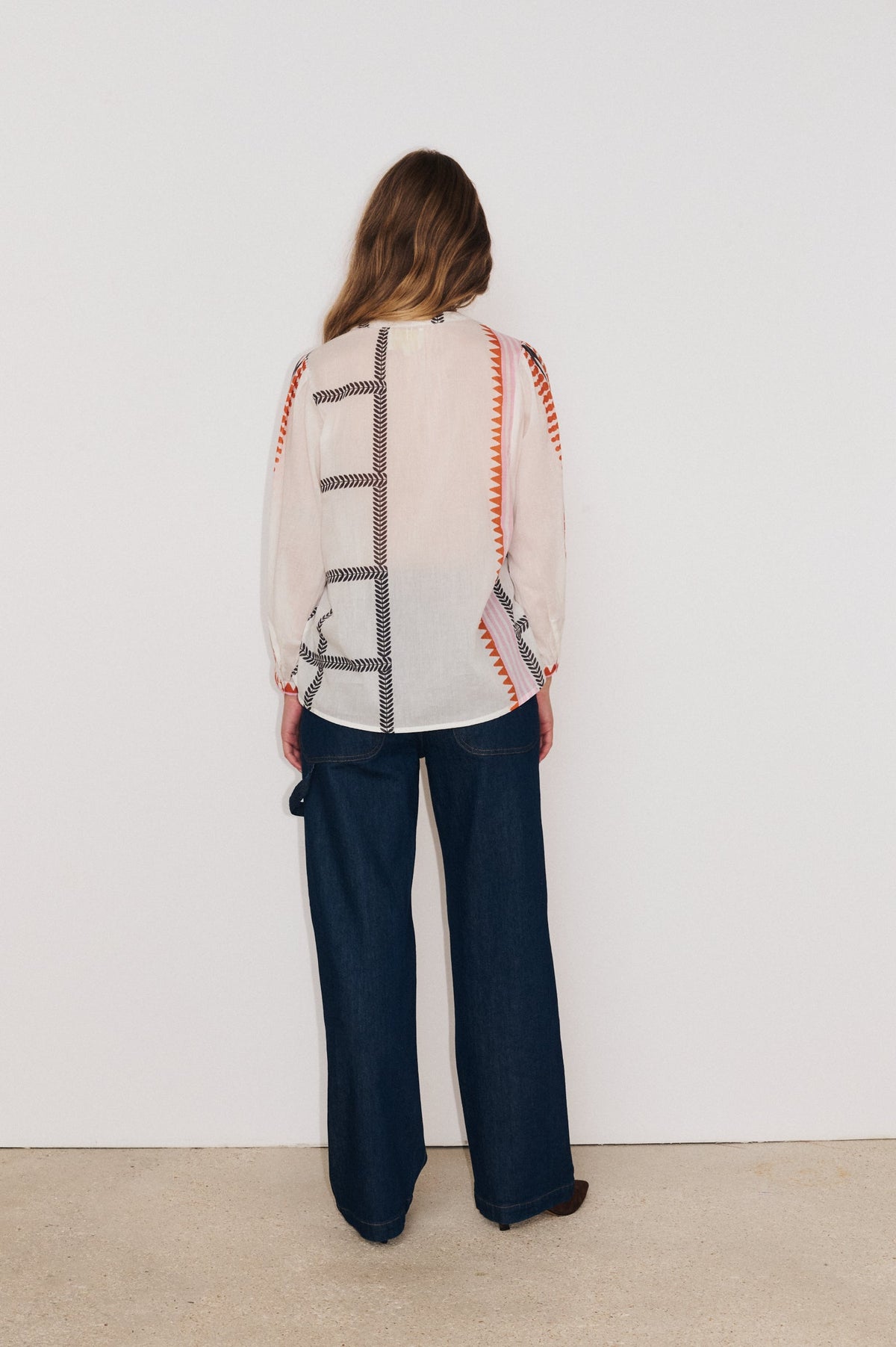 Chemise Solène écrue en voile de coton à imprimé patché portée avec le pantalon Madison