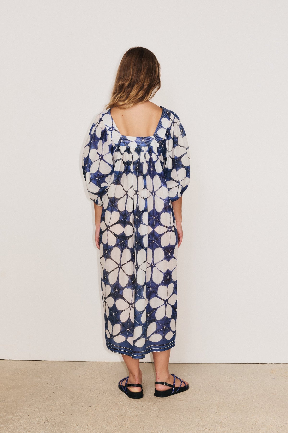 Robe Lotus en coloris indigo portée, allure estivale élégante