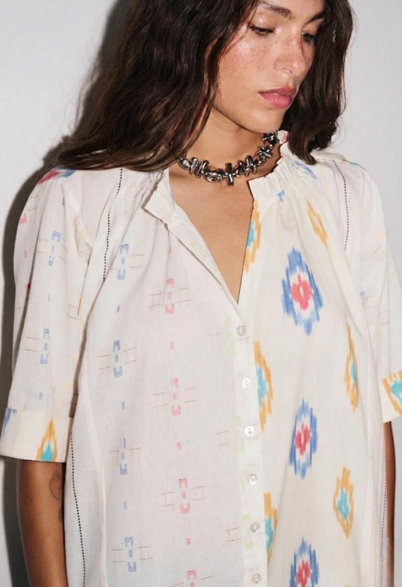 Zoom de la chemise femme manches courtes Kaia à motifs ikat et rayures déstructurées