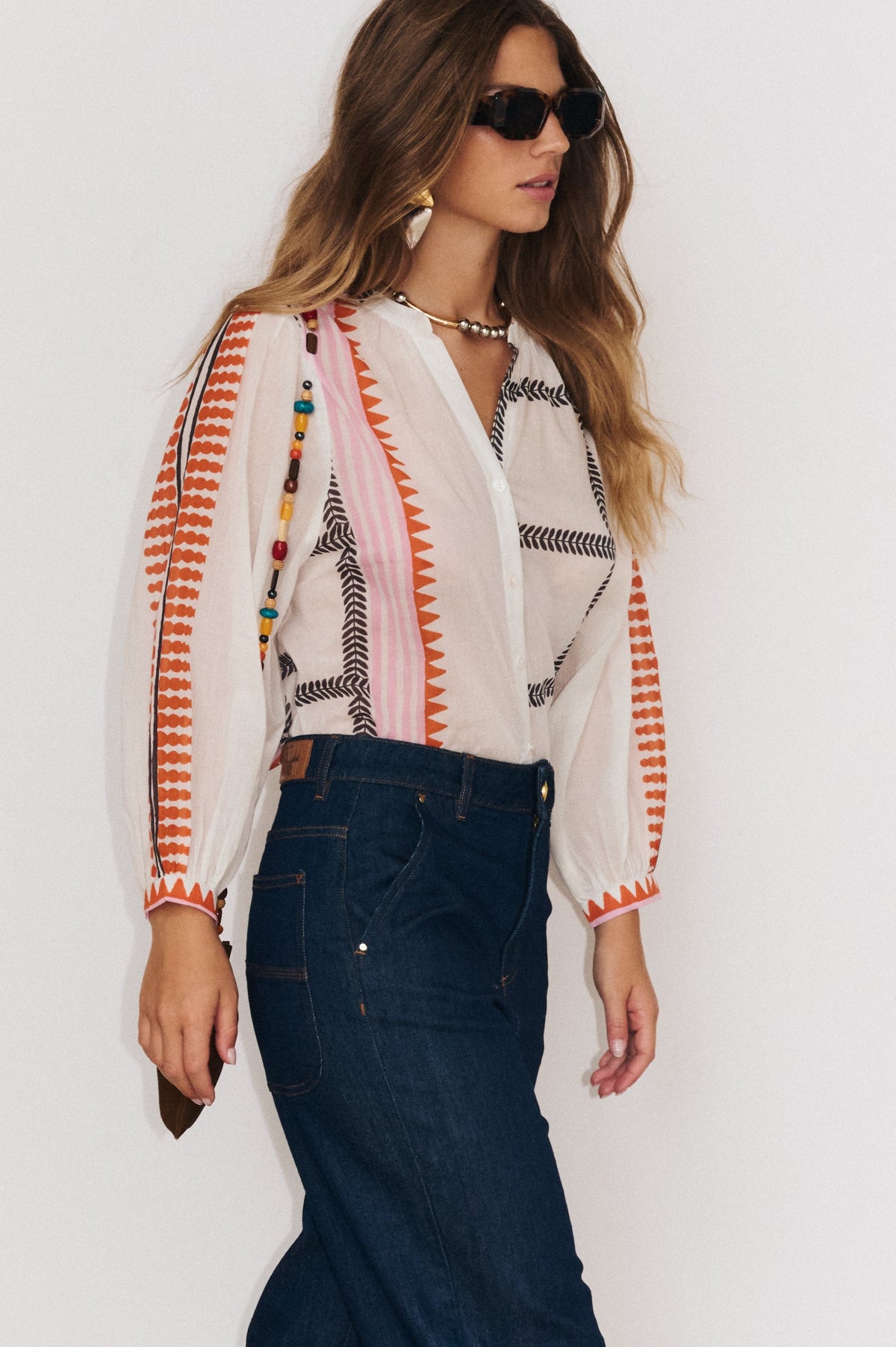 Zoom sur le col mao élégant et le détail  de l’imprimé patchwork de la chemise Solène