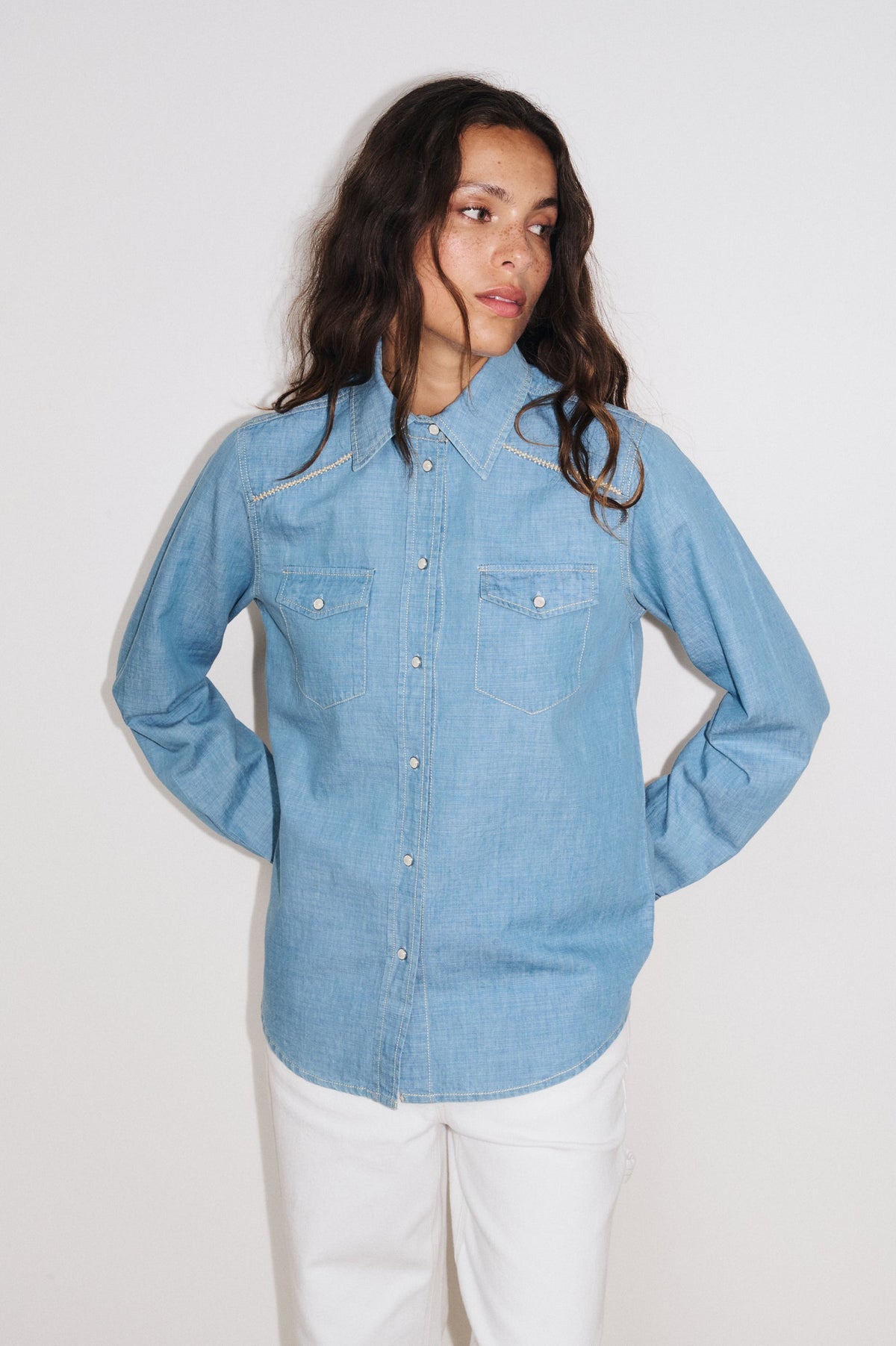 Zoom sur la broderie point de croix corde et détail des broderies végétales et incrustations contrastées de la chemise Hélène 