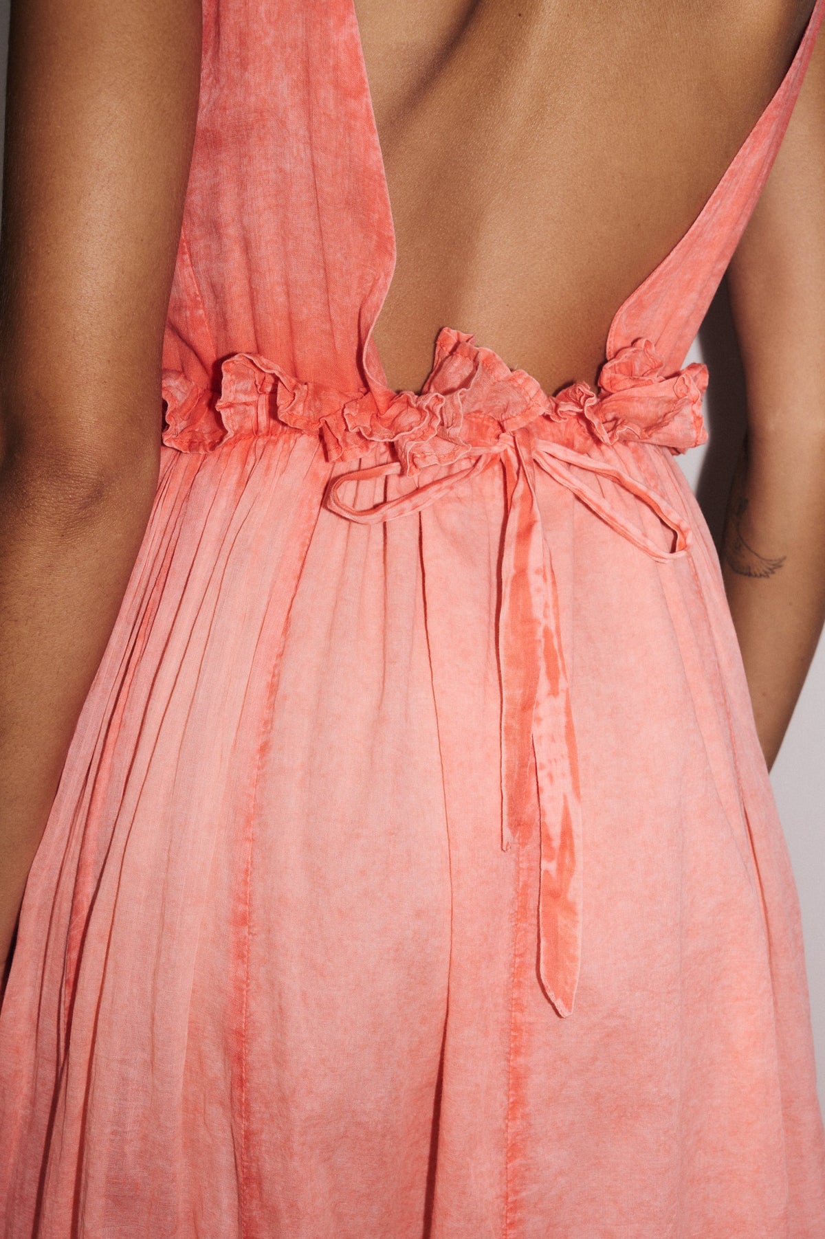 Robe Gaia orange  vue dos, coupe longue aérienne et dos dégagé élégant