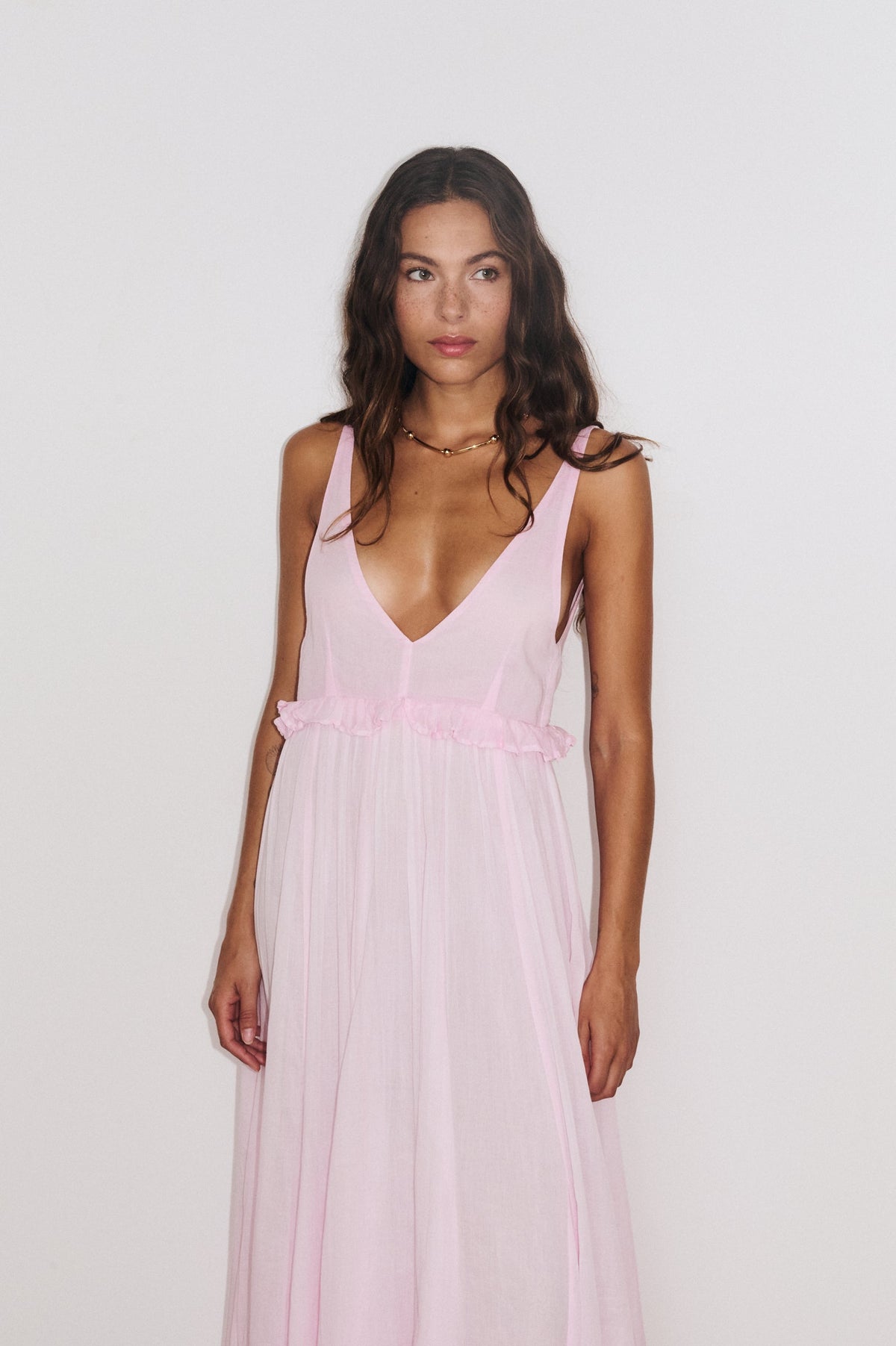 Robe Gaia blush  vue dos, coupe longue aérienne et dos dégagé élégant