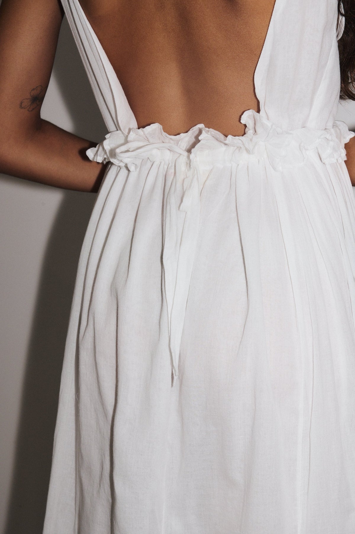 Robe Gaia blanc  vue dos, coupe longue aérienne et dos dégagé élégant