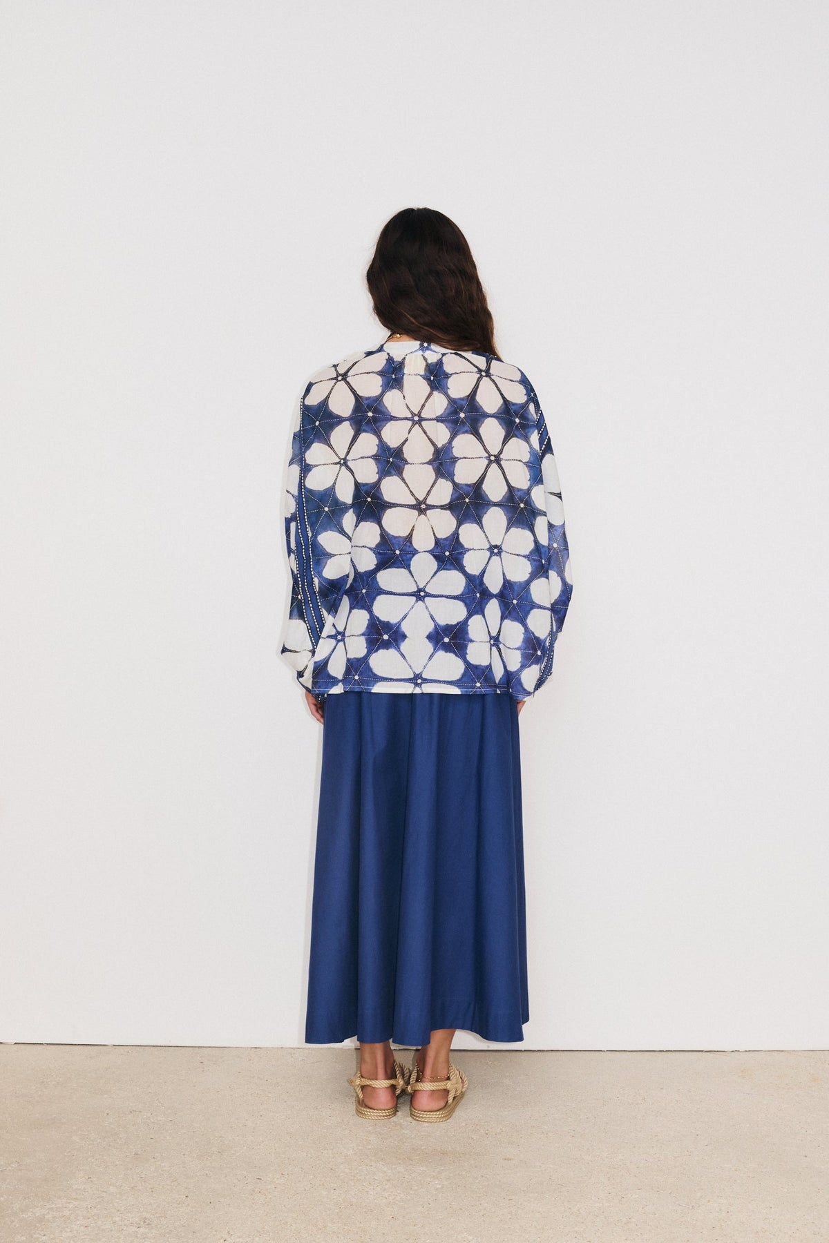 Blouse Lotus indigo  fluide style bohème chic moderne portée avec jupe Octavie indigo et le sac Yard indigo