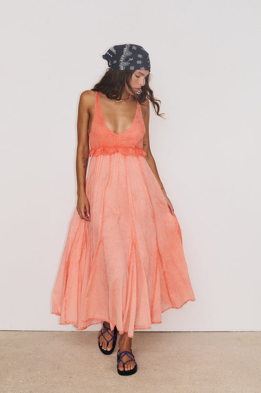 Décolleté en V de la robe Gaia  teinte orange unique pigment dye