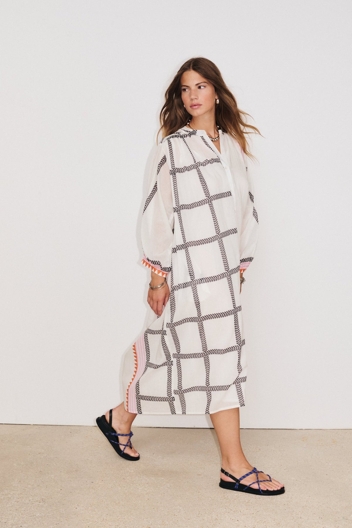 Robe Solène  portée : col mao, haut structuré et style minimaliste