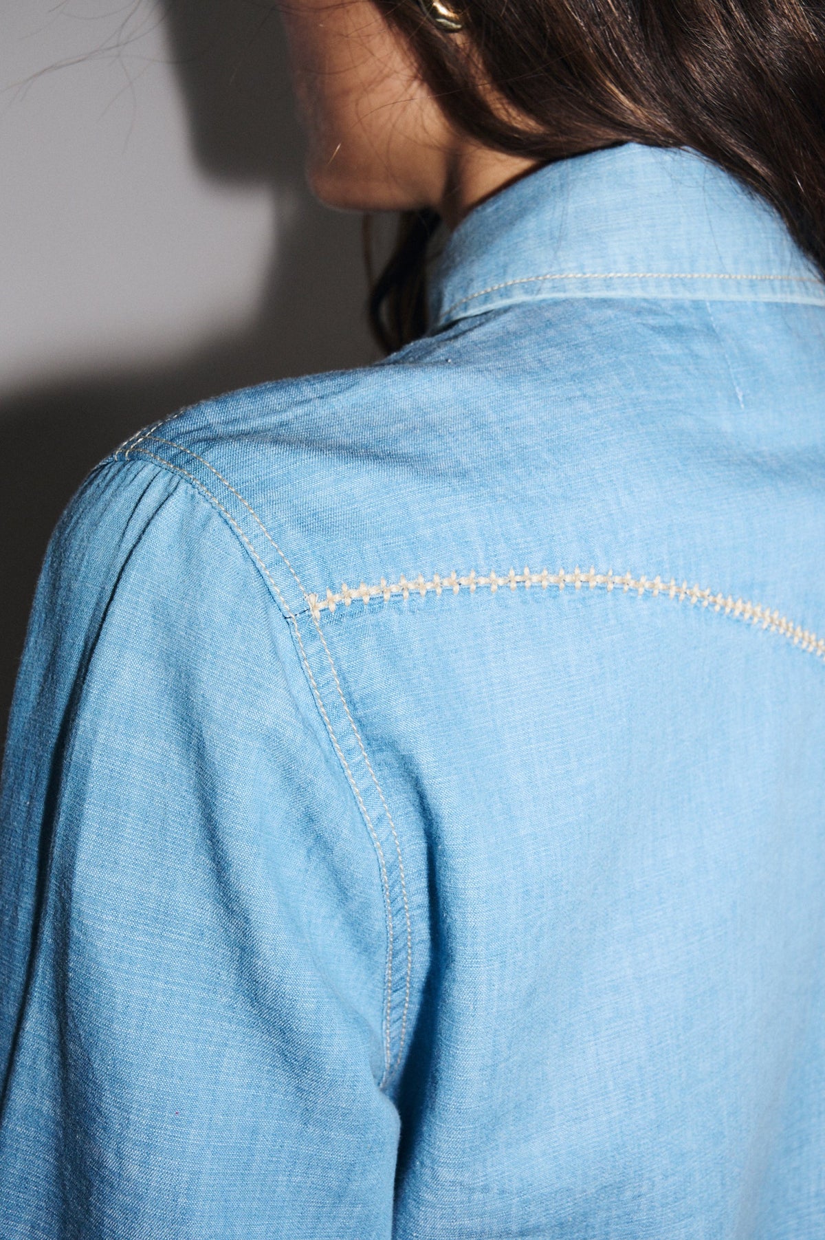 Vue dos de la chemise Hélène en denim bleu clair