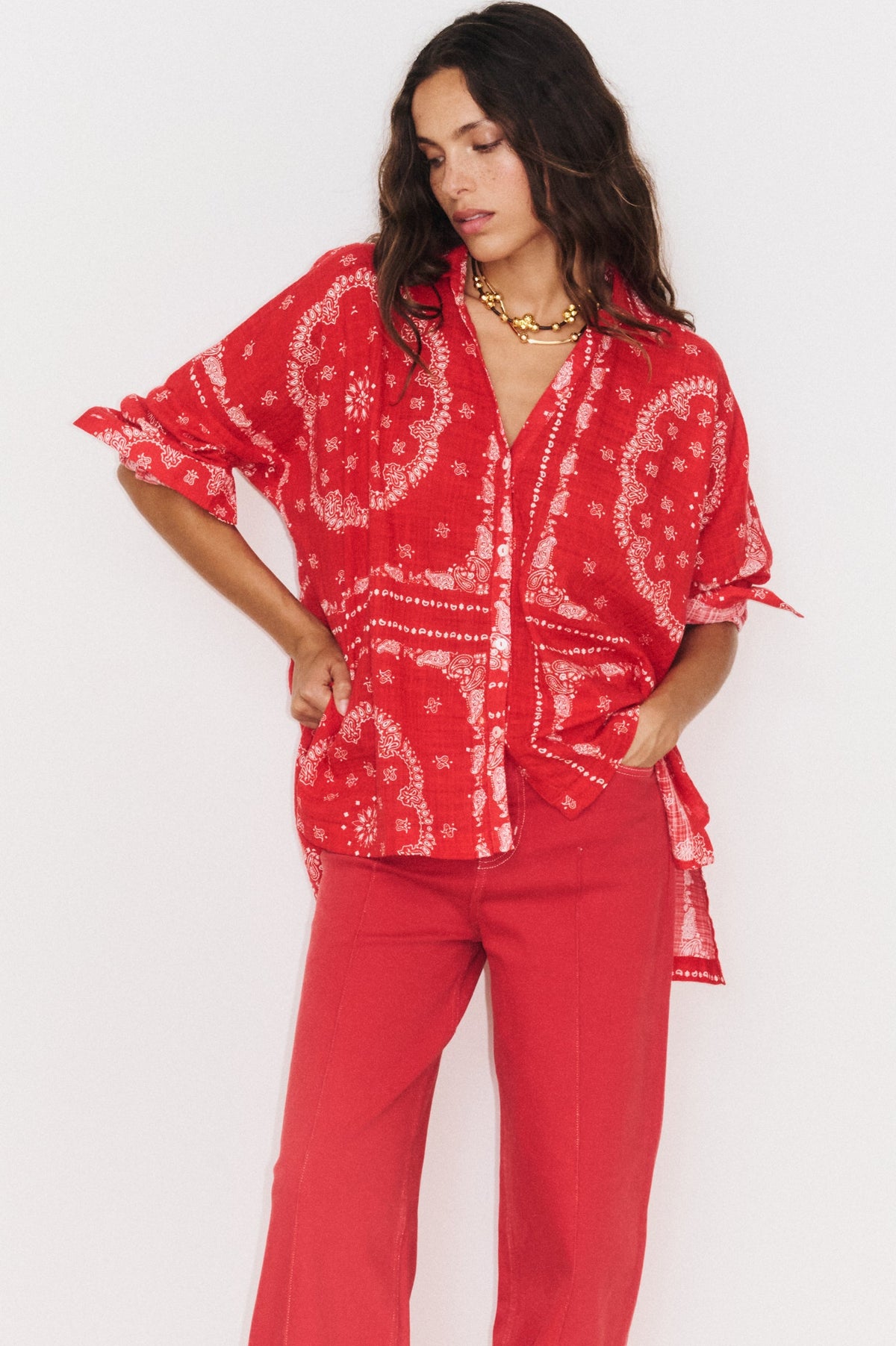 Zoom sur l’encolure chemise et le volume oversize de la chemise Bandana   en couleur rouge 