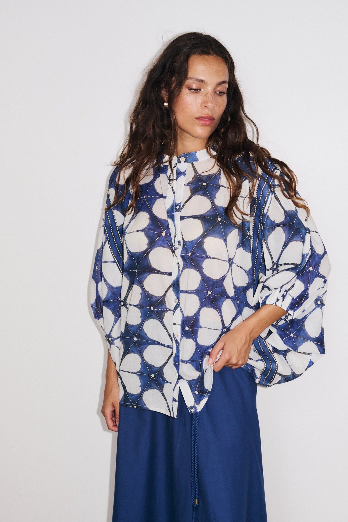Détail bande graphique blouse coton indigo